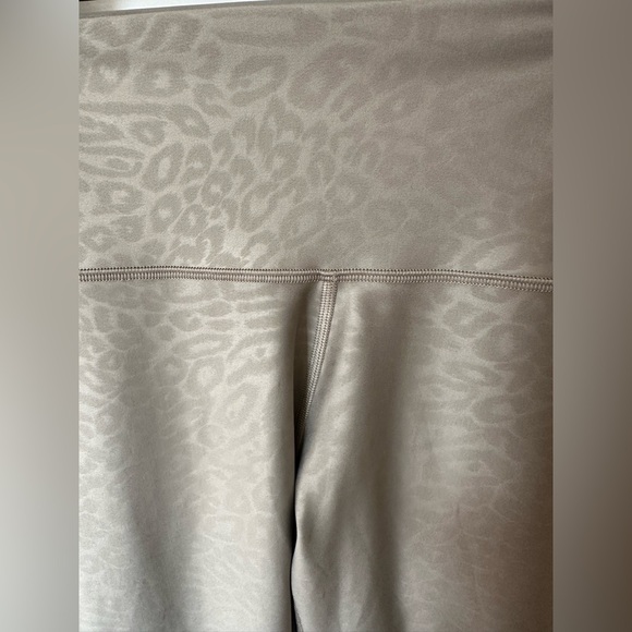 Alo Yoga Airlift High Waist Debossed Leopard Print Legging Gravel XS - Picture 4 of 10